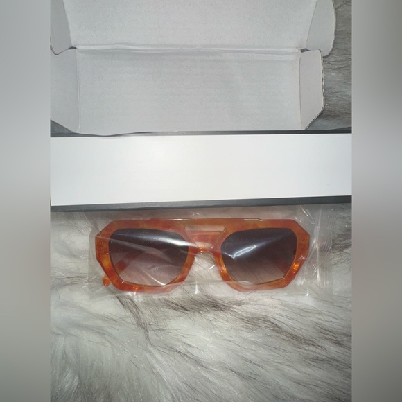 NIB Retro Tortoise Sunglasses - Picture 3 of 5